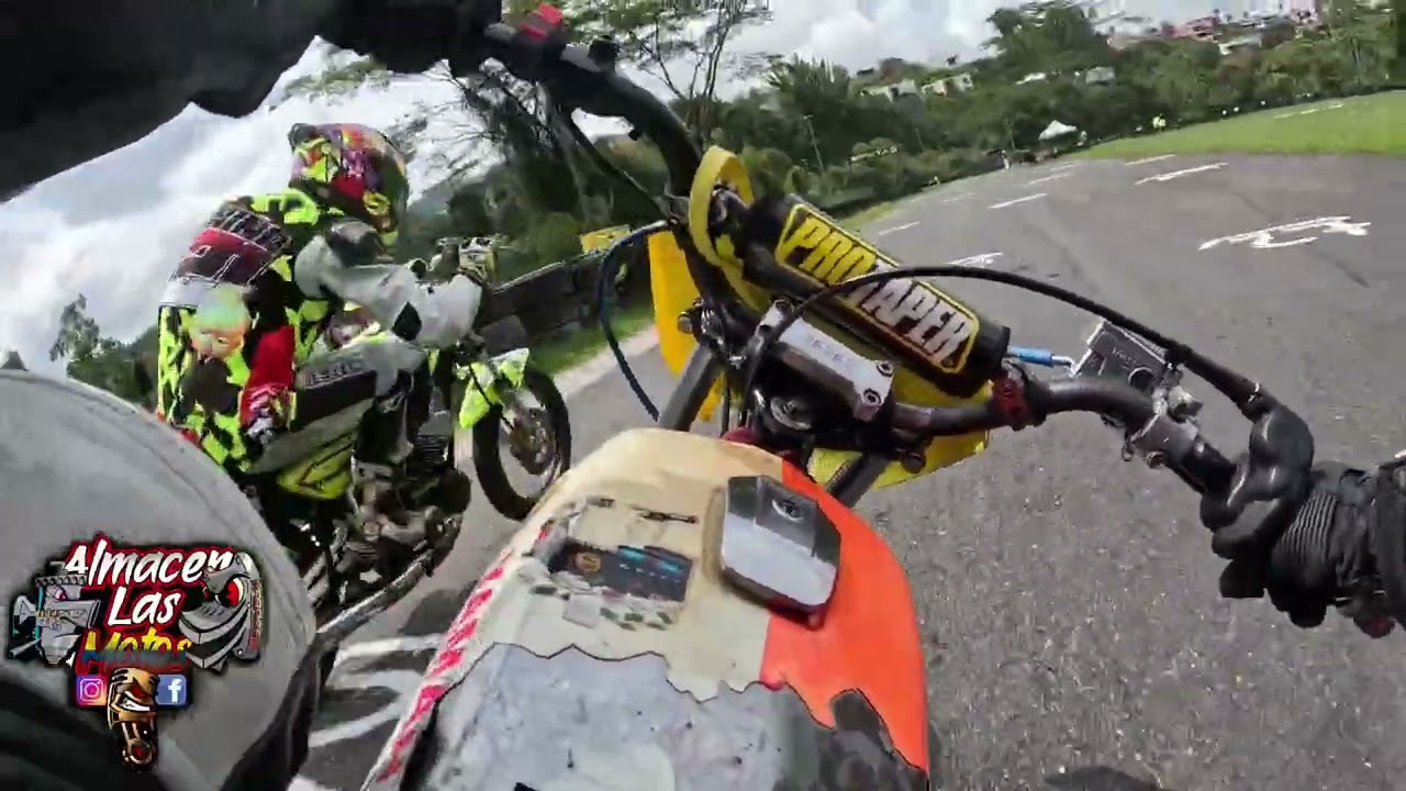 A bordo del piloto @juan_leon71_ 🏍🏁🏁 en la categoría 115 novatos 🏍🏍🏁🏁#yamaha #rx115  #yamaharx115
