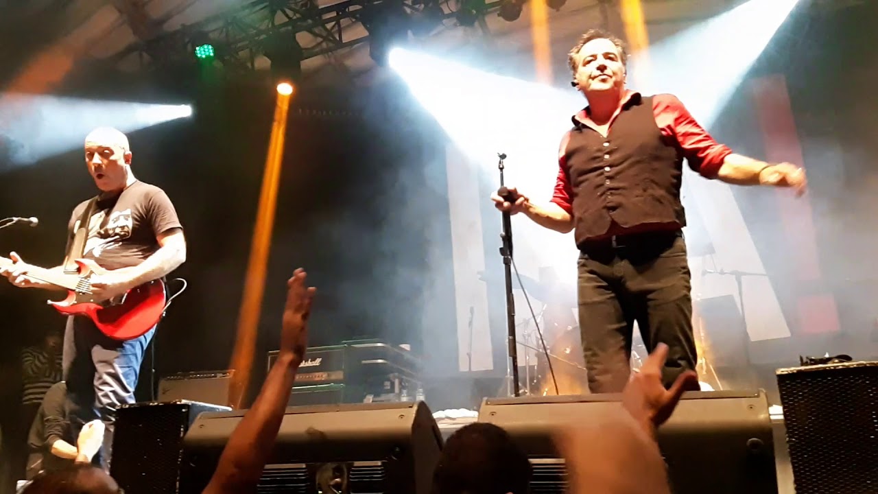 Ira ! - Núcleo Base (intro de Blitzkrieg Pop/Ramones) - ao vivo no Circo Voador - 10.11.2018