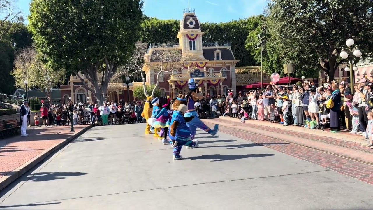 Walked into Disneyland. And I saw my favorites dancing love them 