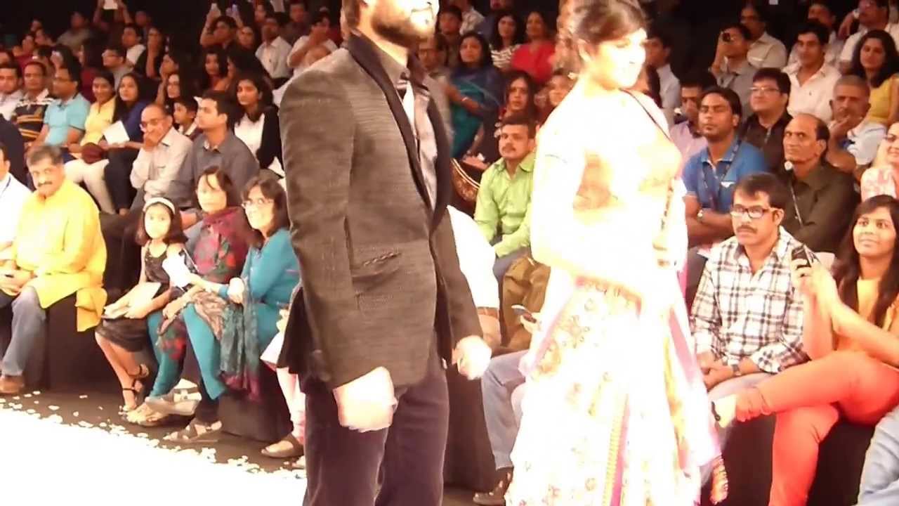 Vivian & Vahbbiz walk the ramp by Dushyaant