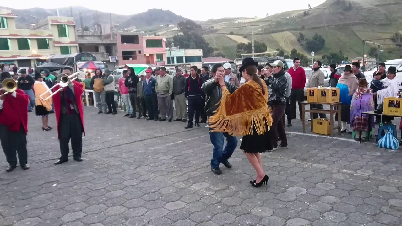 Banda de la Nueva Juventud Reminiscencia Histórica participando en el concurso de banda y fuera los