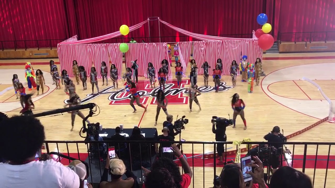Dancing Dolls! #StraightEntertainment #FaithRingMaster #MyPrincess