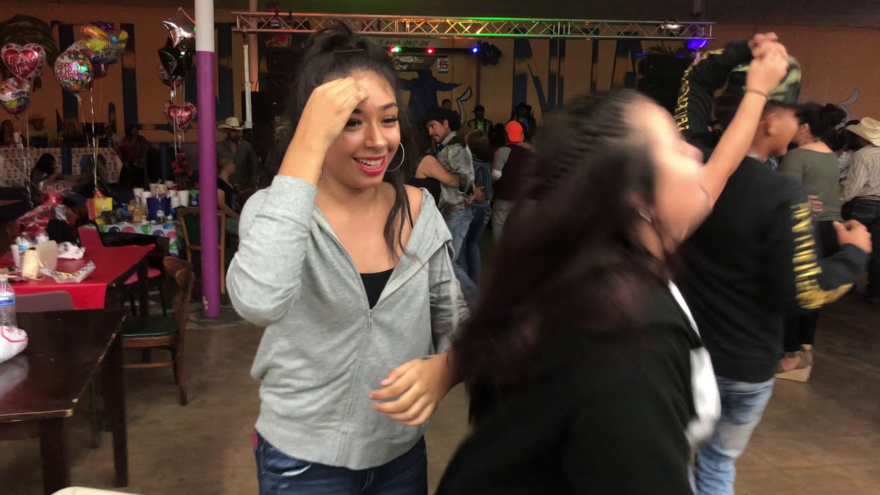 Esos cumbiones del Recuerdo!  asi baila la raza de La pulga de OKlahoma