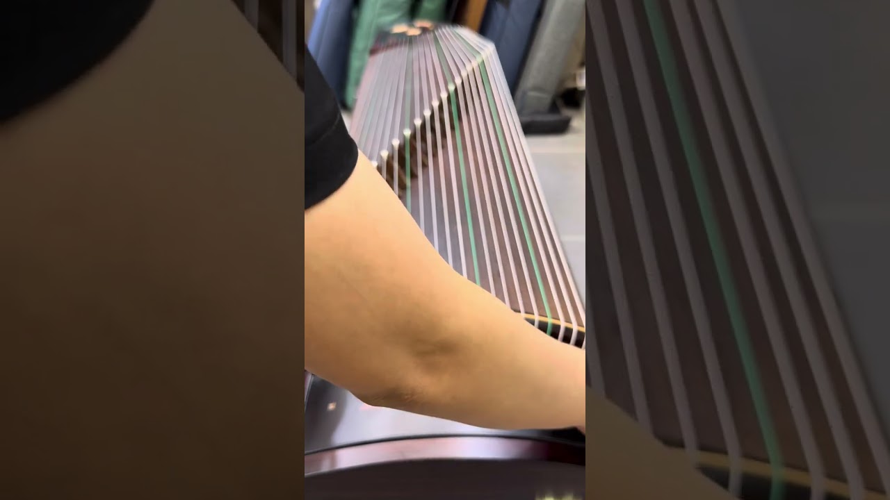 Hướng dẫn đàn guzheng cho khách hàng nhờ lên dây trước đó tại shop rồi giao đến nhà .