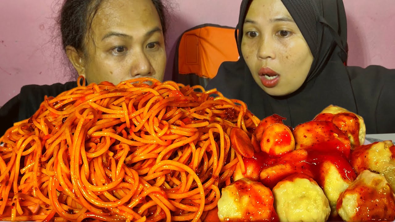 Mukbang mie Spaghetti, bakso, telur puyuh dan Sossis