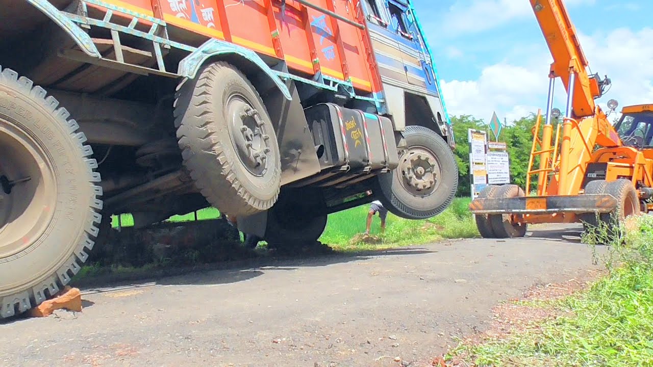 TATA truck Stuck inside the Pulia Pulling by ACE Hydra Crane