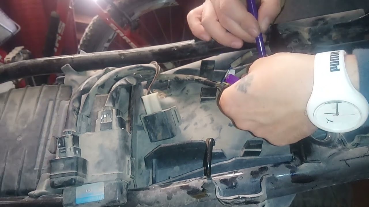 Cómo Sacar el Guardabarro Trasero Porta Patente de la Moto Yamaha FZ16 Modelo 2010 - Parte 2