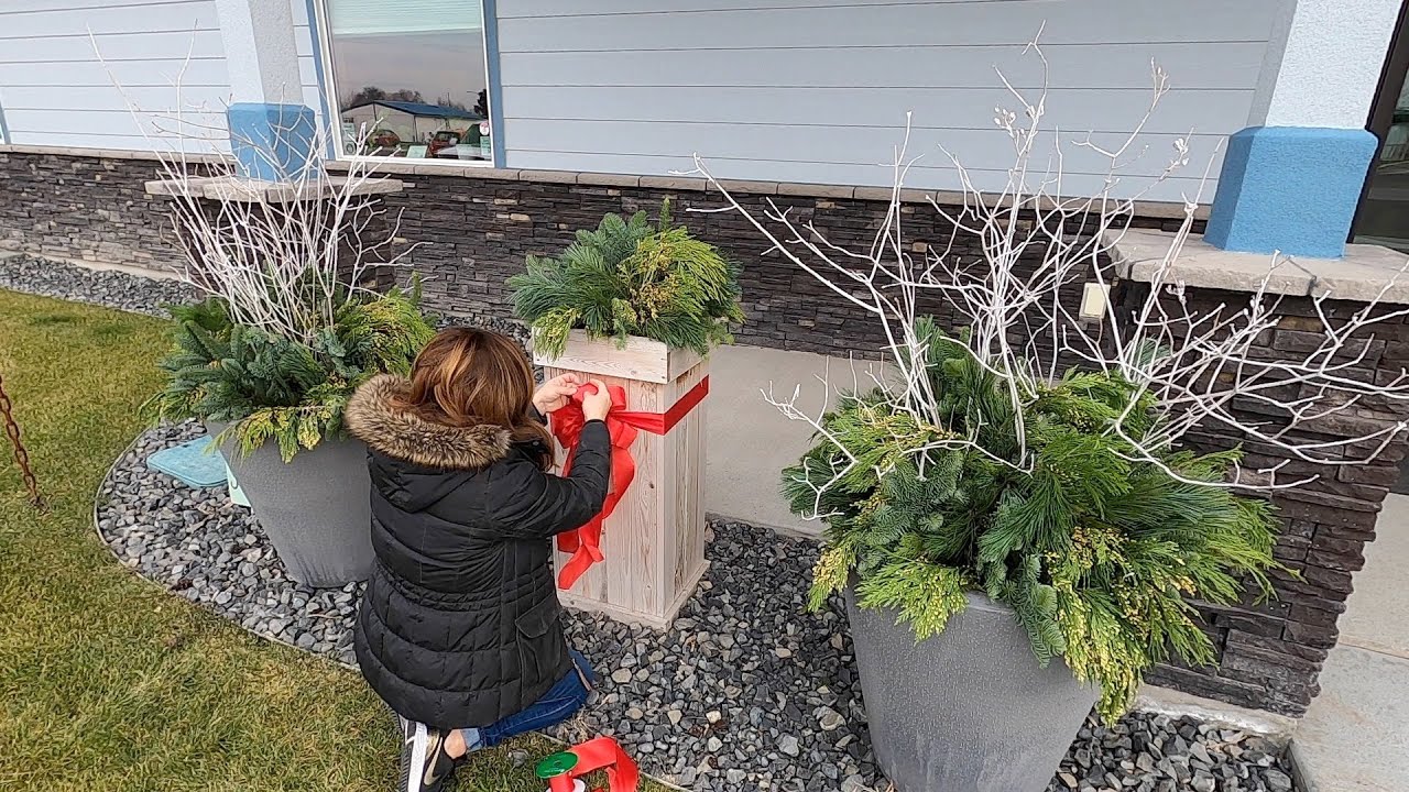Spreading Some Holiday Cheer with a Few Simple Winter Containers! 🎅🎄🥰 // Garden Answer