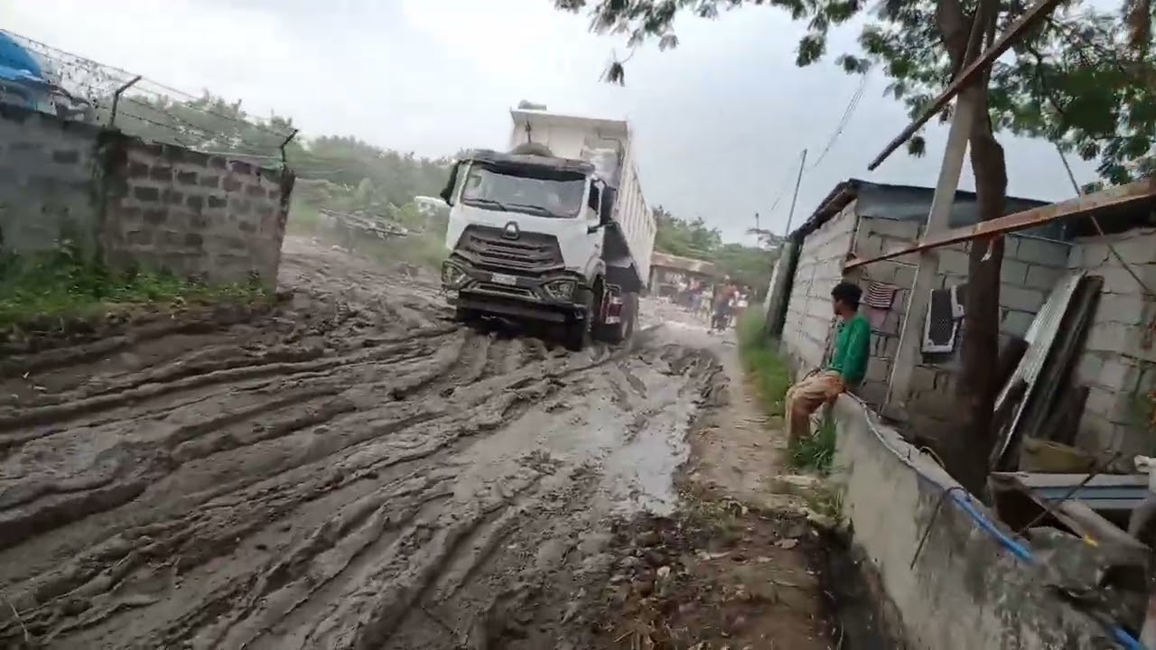 Nagpatambak ako ng broken debris sa aming daanan para mawala Ang putik