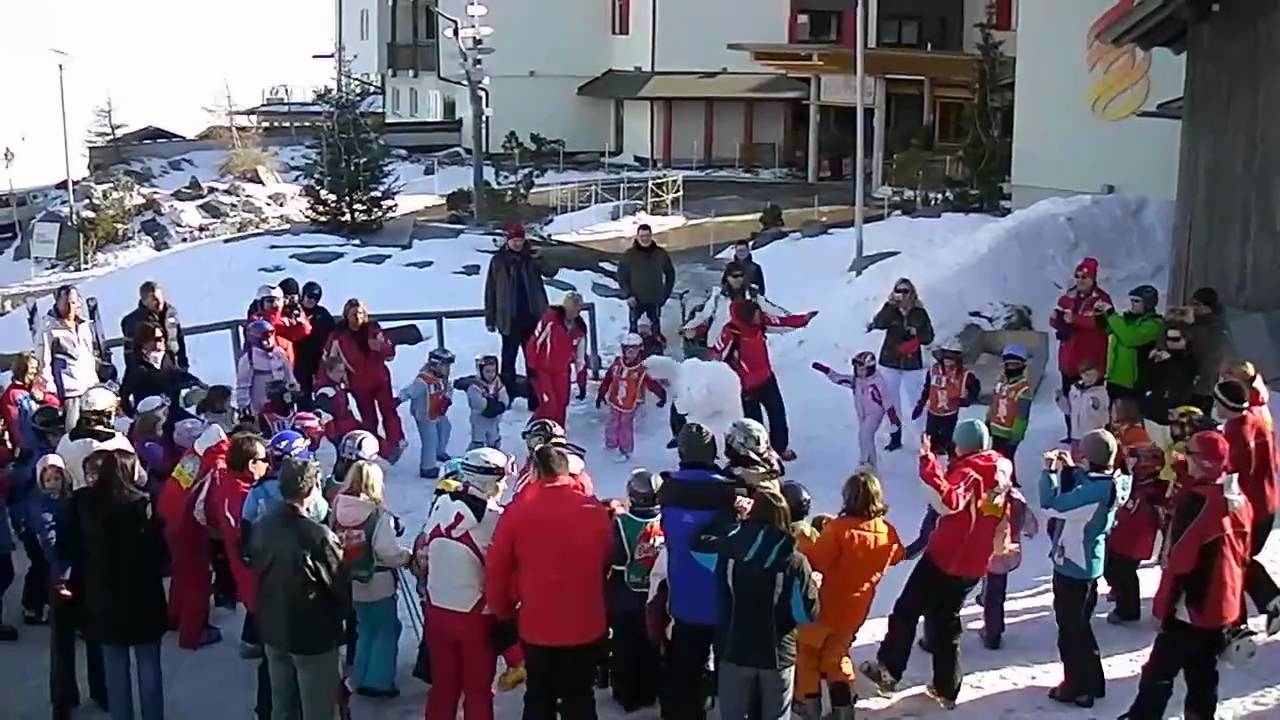 Bino tanzt in der Skischule Gerlitzen mit den Skikurskindern