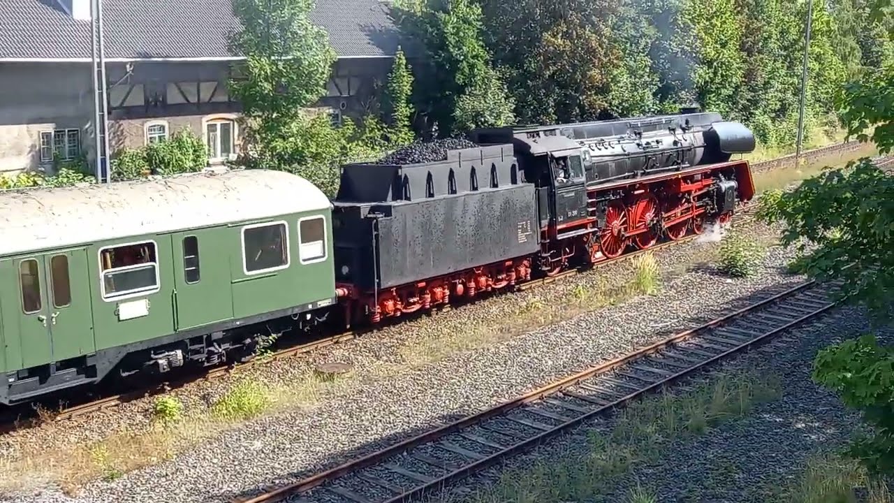 Dampf Sonderfahrt am 24.08.2023 mit Dampflok 01 519 hier Ausfahrt aus dem Bahnhof Münchberg