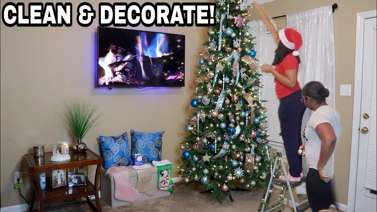 ЭКСКУРСИЯ ПО ГОСТИНОЙ! Установка ёлки ​​+ Быстрая уборка! | vlogmas, день 3