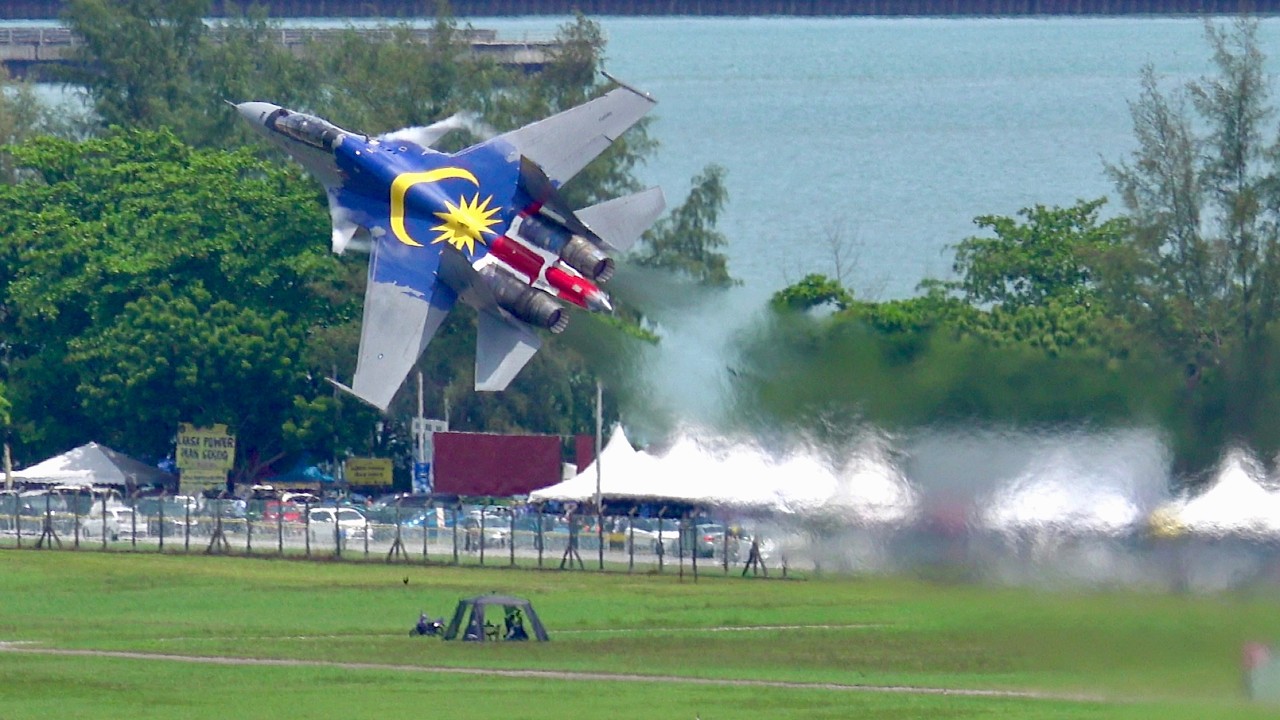 【LIMA 2025】Su-30MKM с отклоняемыми соплами демонстрирует плоский штопор на показательном полёте!