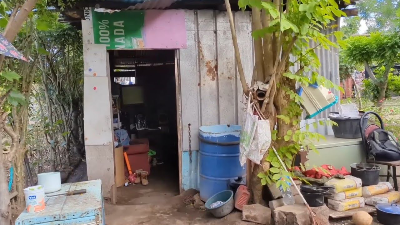 Suscriptora REGALA una  CASA 🏡 | Familia vivía en una casa de plástico y lamina vieja 