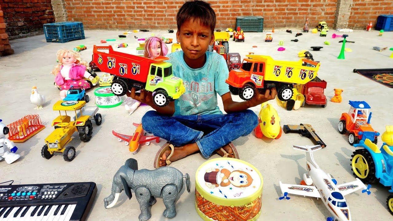 बच्चे जा रहे थे खिलोने लेने अपनी अपनी गाड़ी से 🚍👌 tractor 🚜 barbie doll helicopter 🚁 aeroplane ✈️
