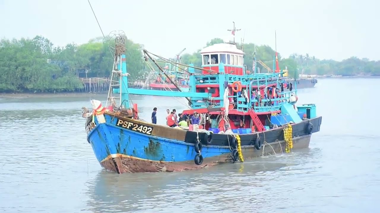 Jeti pelabuhan ikan Kuala Kedah. Pelbagai jenis ikan di daratkan di sini. Original sound.