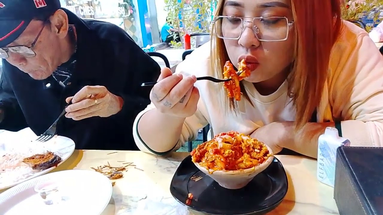 Kumain kami iba ibang menu pinatikim sa amin masarap😋  Dito sa UAE Lola's vlog 