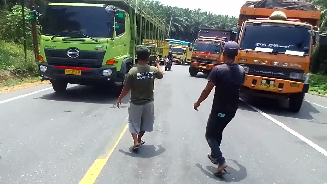 Detik detik mobil truk rem blong 
