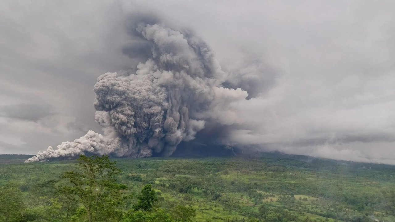 Massive Mount Semeru Eruption Today: Hot Clouds Travel 8.5 KM Down the Slope