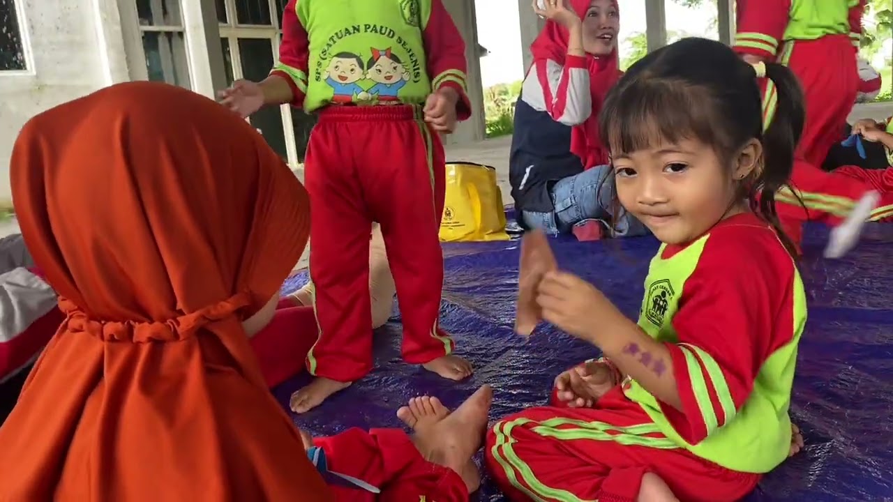 😱WAWW!!!! SERUNYA GUYS…. Anak-anak bermain LEMPAR BOLA & MEMBUAT PESAWAT DARI KERTAS 