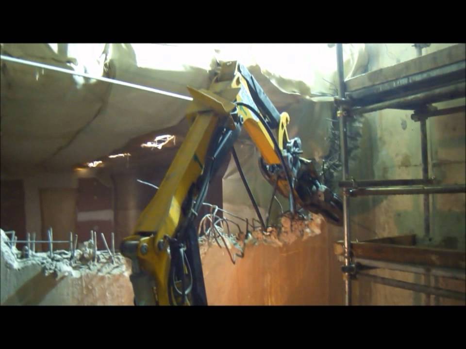 Brokk-90 crushing.wmv