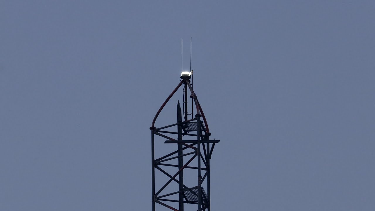 Radio Tower Signal goes from Day to Night Mode (Hydro Ottawa Hawthorne Transformer Station)