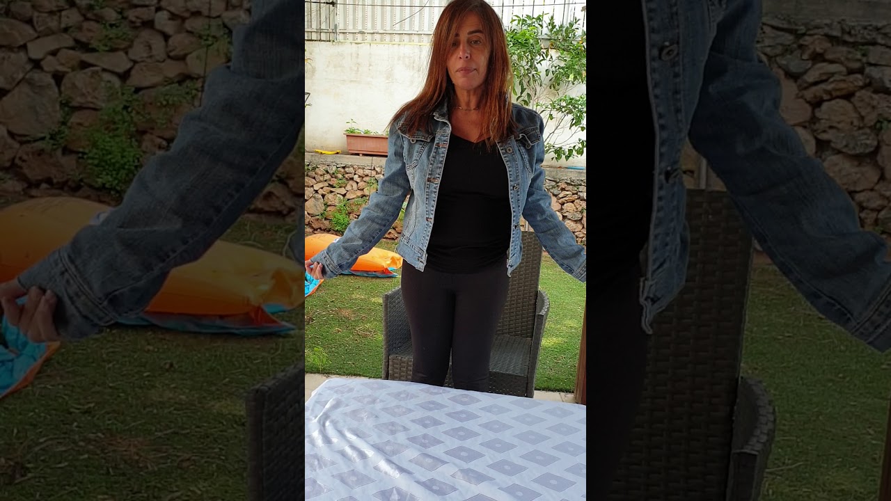 שרונה מאושר הכנת שולחן לקבלת השבת