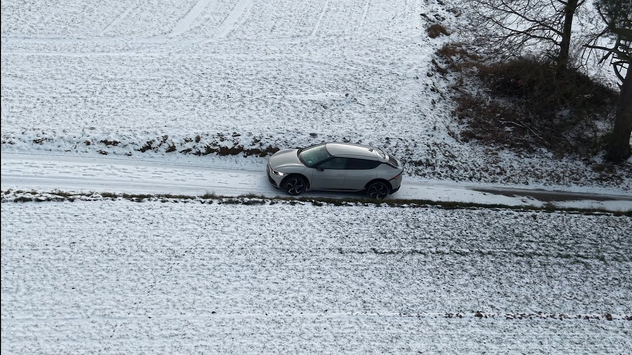 Schnee und Eis am Berg - Schafft der Kia EV6 den Anstieg oder geht´s in den Graben? | E-Auto