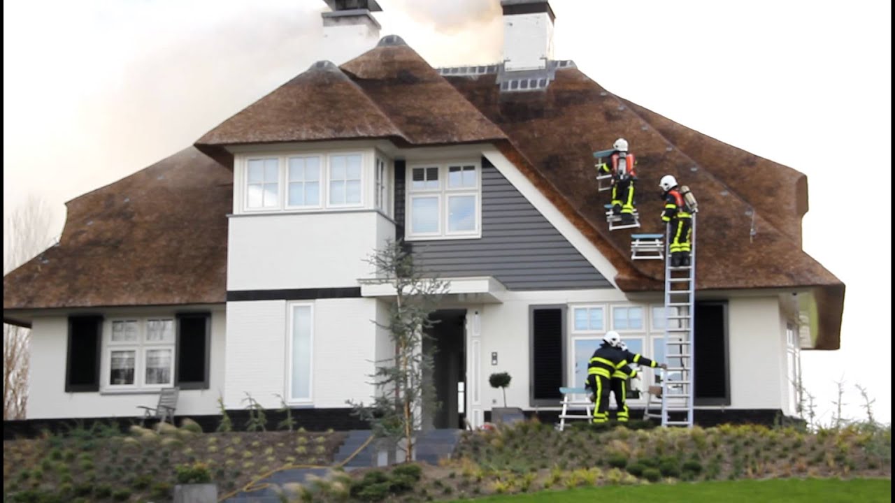 Brand in huis met rieten dak Gooweg Noordwijkerhout 1