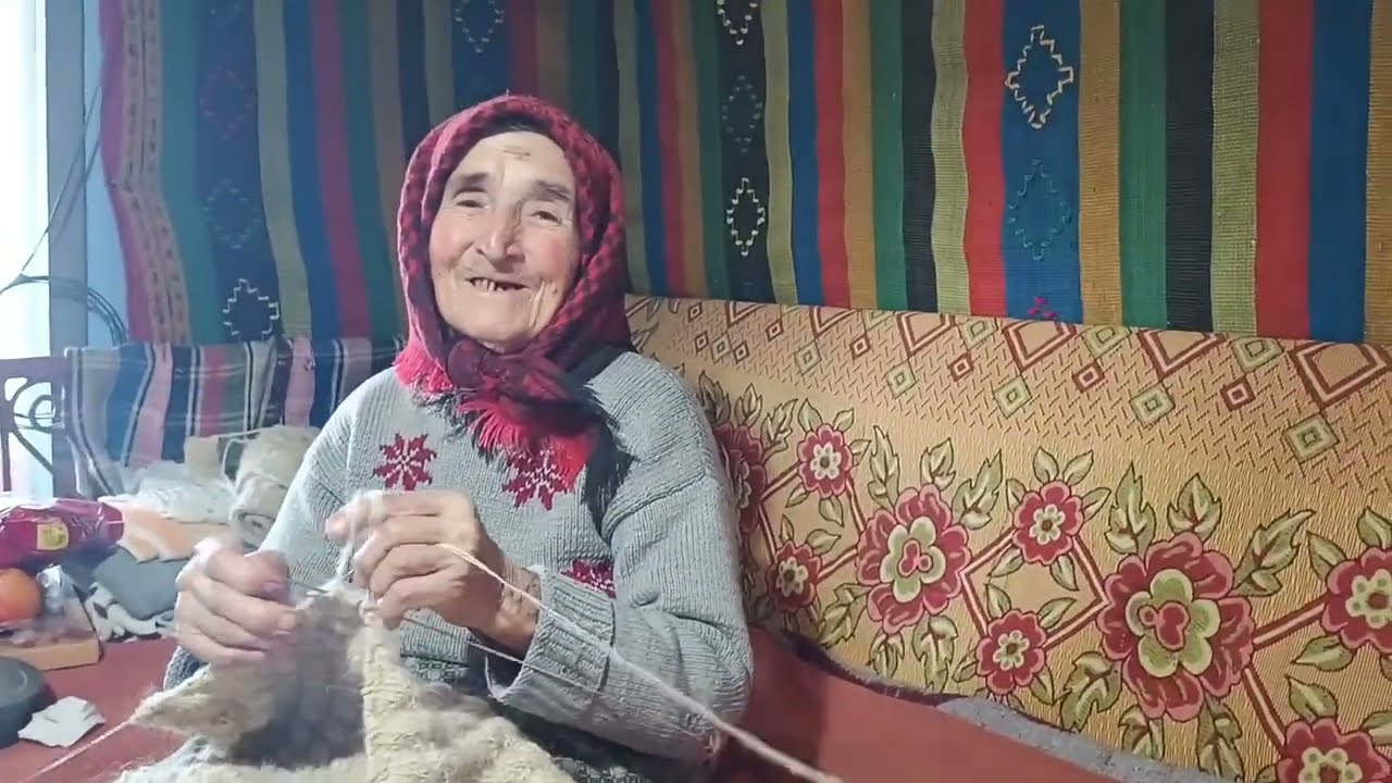 MAMAIA ÎMPLETEȘTE VESTE CU LÂNĂ DE OAIE 🐑 🧶LA 94 DE ANI ♥️