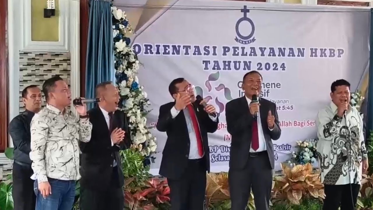 Ephorus HKBP Menyanyikan 