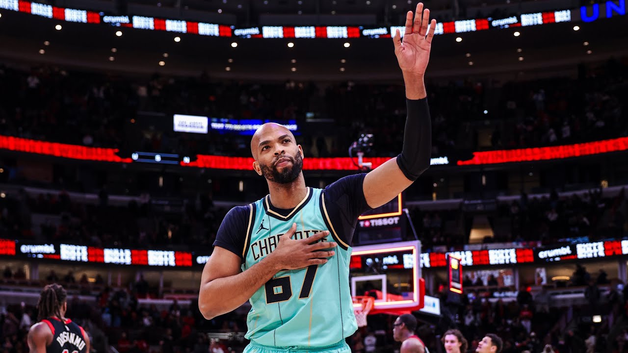Chicago fans give Taj Gibson a standing ovation in his return to the United Center ❤️