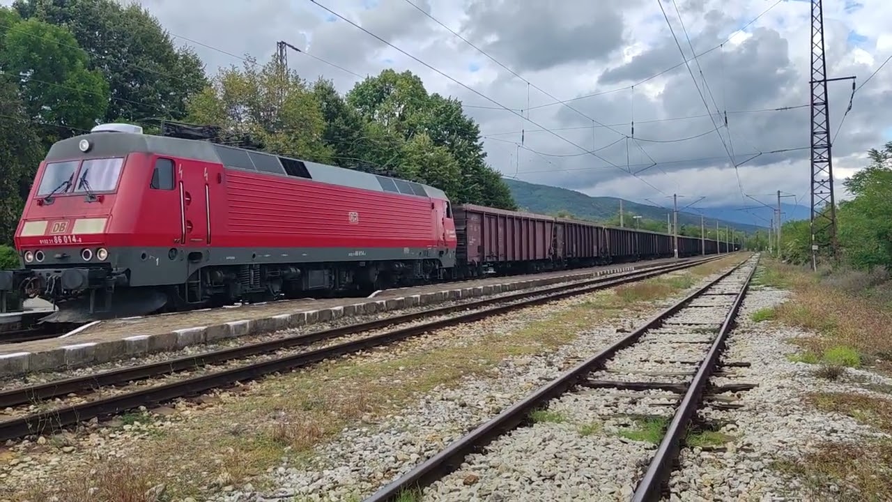 Дълъг товарен влак на DB Cargo транзит през гара Калофер .