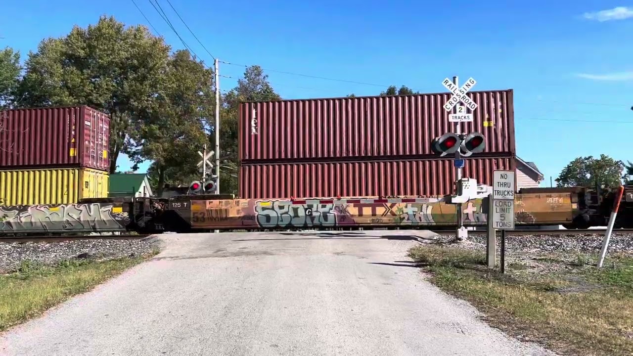 Csx intermodal with sd70mac leading meets manifest Creston ohio 