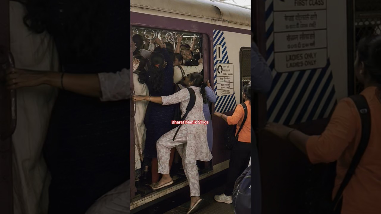 Fight breaks out on Mumbai local train #mumbailocal #train #railway #rail