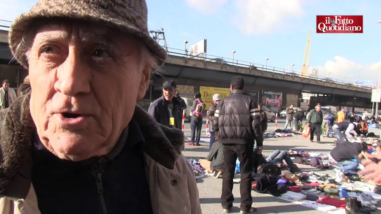 Genova, le bancarelle abusive degli ambulanti diventano un mercatino di Natale cool e low cost