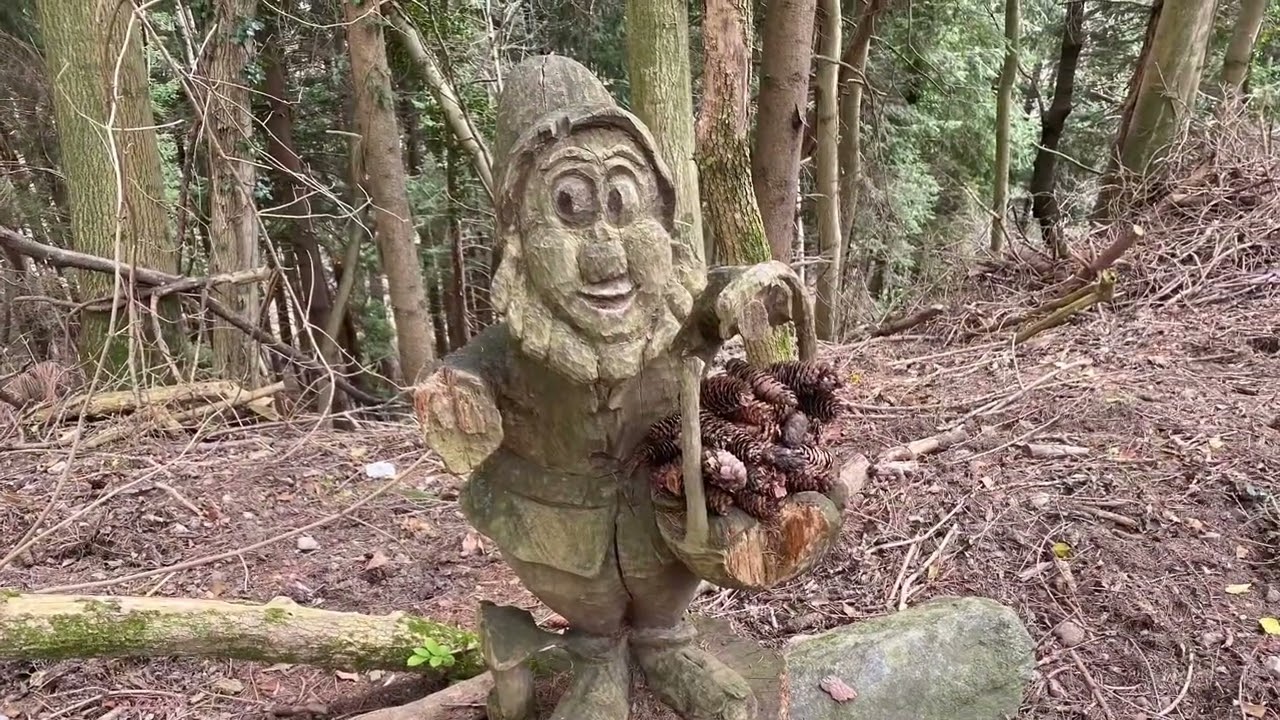 Sentiero spirito nel bosco tra gnomi, animali e figure magiche( Canzo )