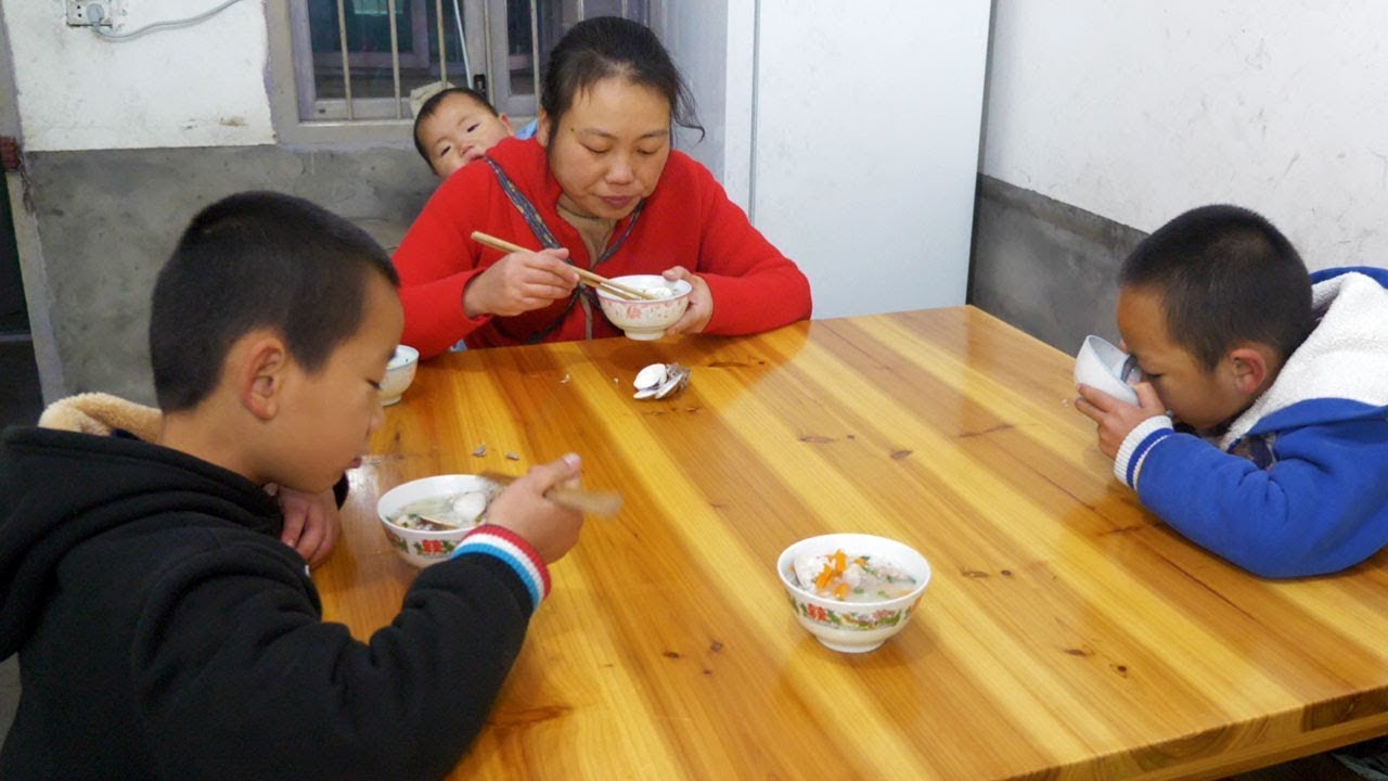 农村小孩胃口好，妈妈偷懒不炒菜，煮一锅咸稀饭，一次吃完2大碗