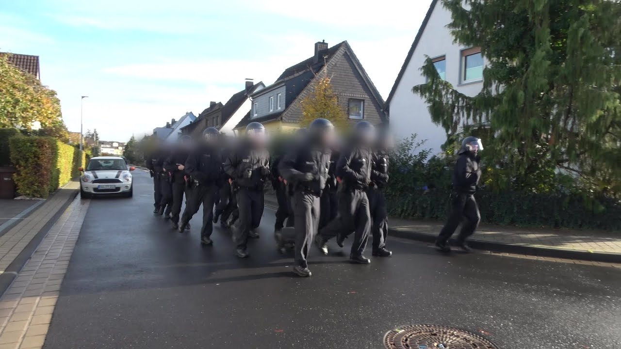 Einsatzkräfte der Bundespolizeiabteilung Sankt Augustin joggen an GSG9-Standort am 18.11.22