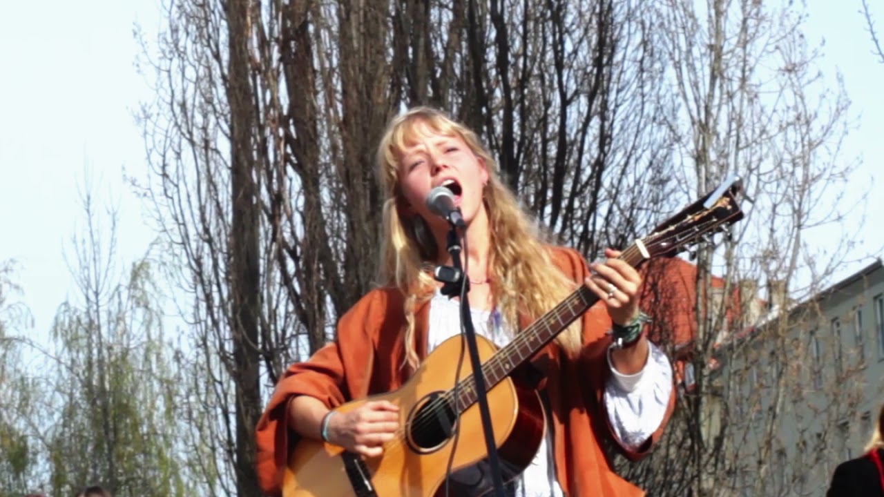 Alice Phoebe Lou - Berlin Blues - Live at Mauerpark Berlin -  April 2015
