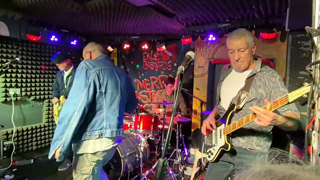 Vintage Villains at The Hope & Anchor, Islington, London playing 'Poundshop Halo' on Sun. 21/12/25, 