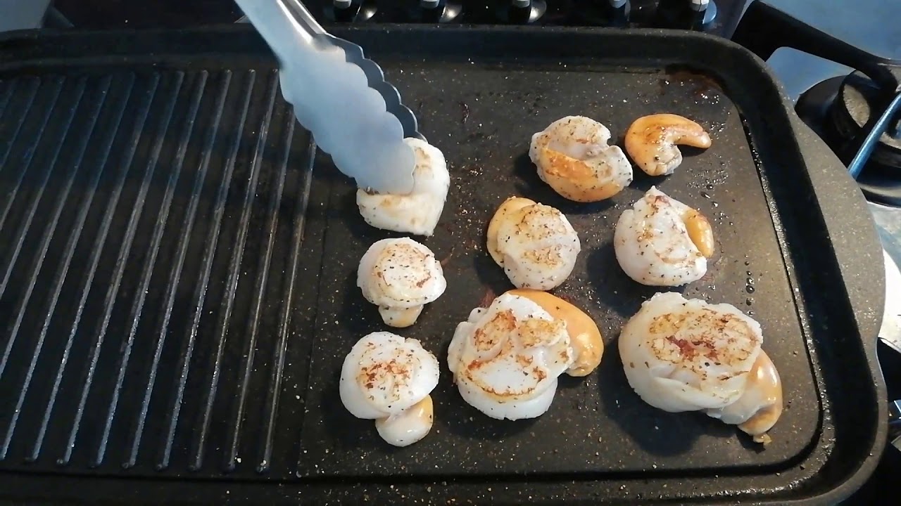 Coquilles Saint-Jacques beurre persillé.