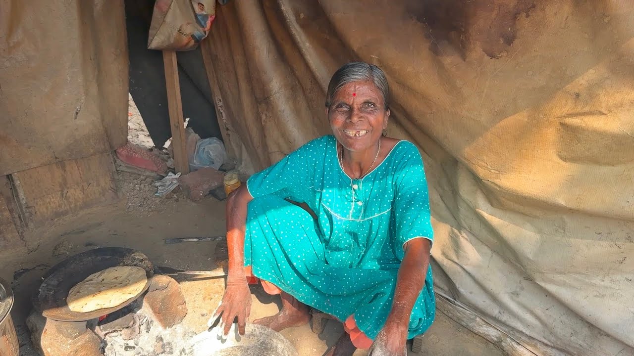 अक्कांनी केल्या चुलीवरती सर्वांसाठी भाकरी