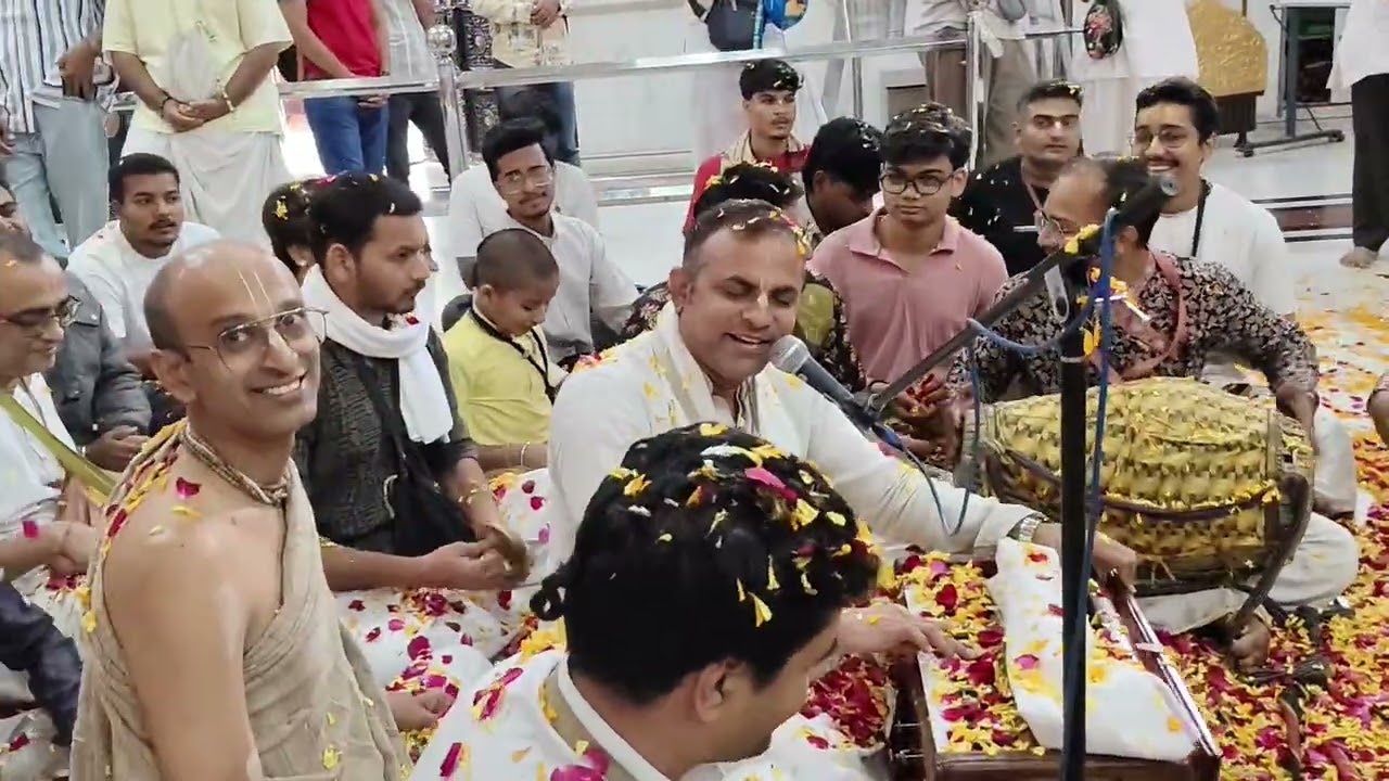 Vasant Panchami Pushpabhishek 🌼 | Phoolon Ki Barsha | Radha Damodar Temple Darshan 🙏 | ISKCON Surat