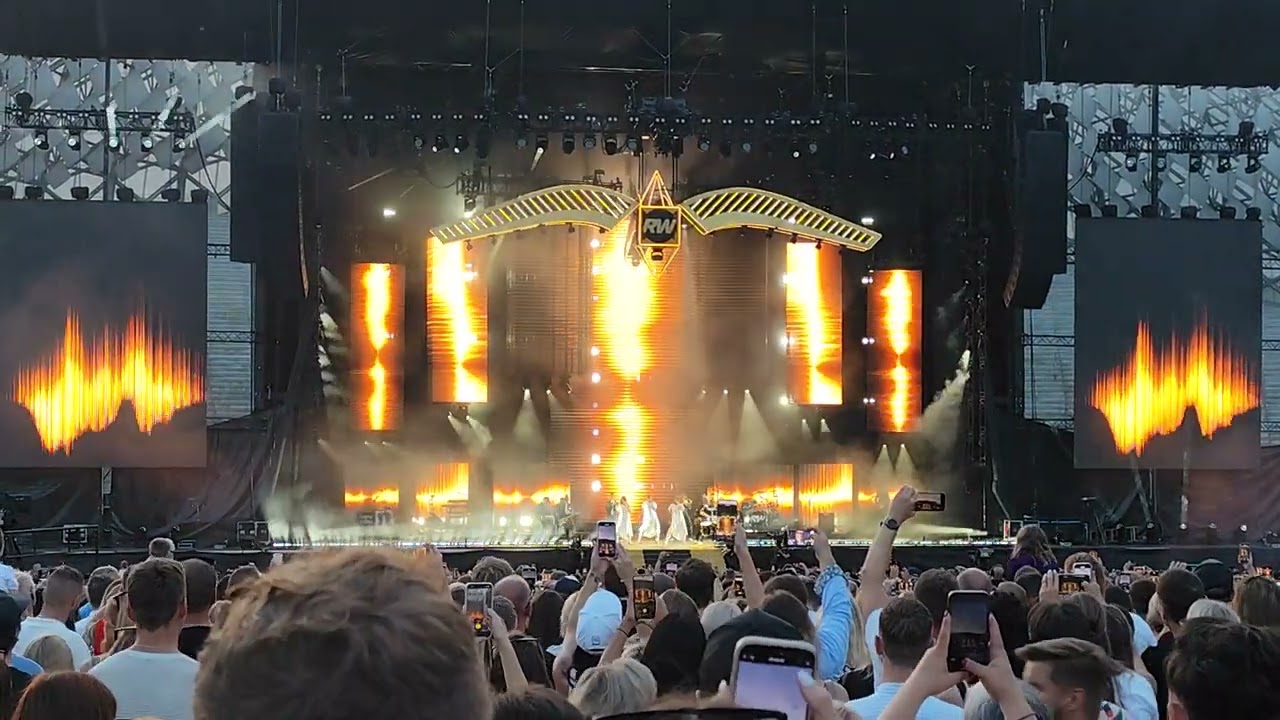 Robbie Williams concert introduction