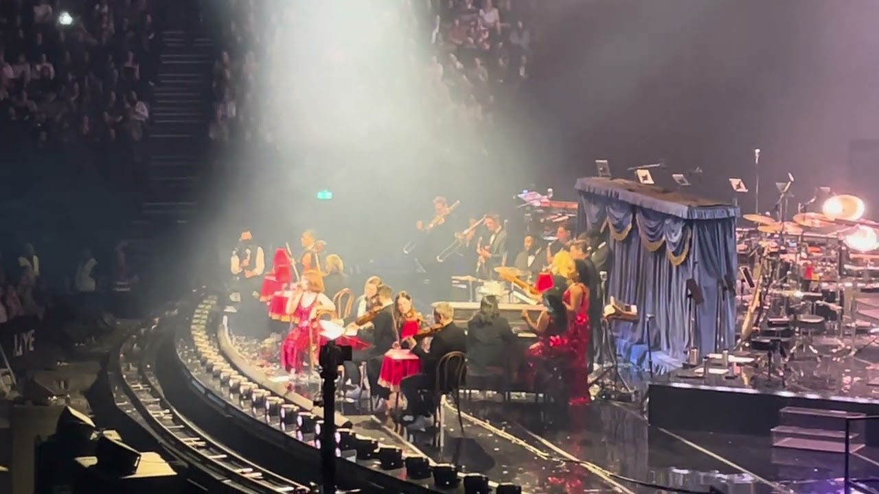 Raye - Fly me to the moon (@AviciiArena, Stockholm, Sweden, 7 feb 2026)