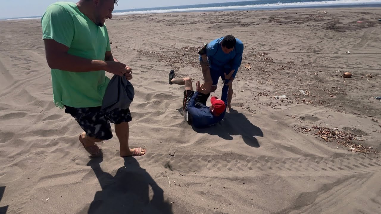 Llegamos a la playa y mira lo que le pasó a Joel con el calzón de David de gorra le quedó 