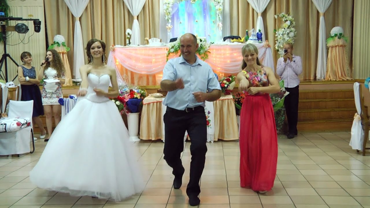 Оригінальний танець нареченої зі своїми батьками