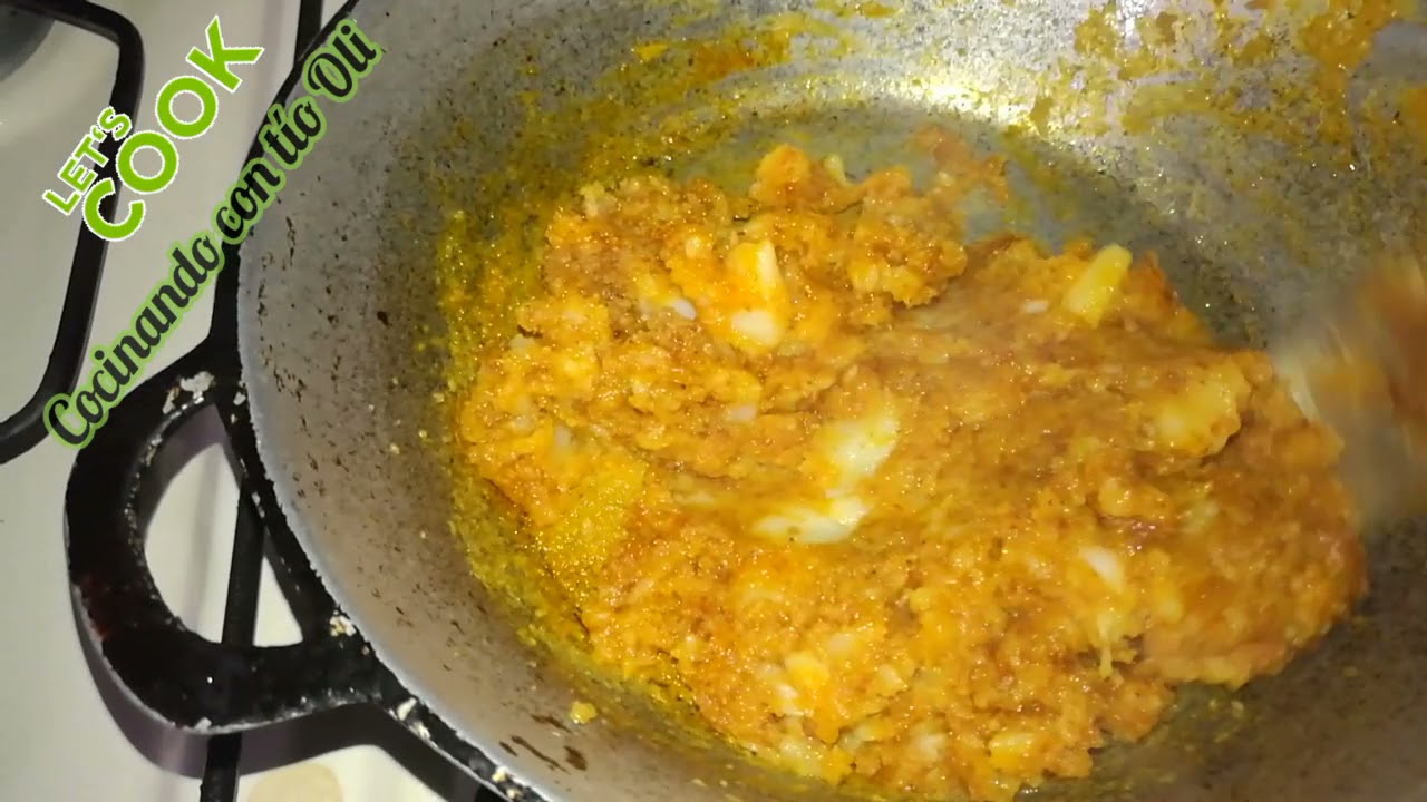 preparando empanadas de chicharrón...