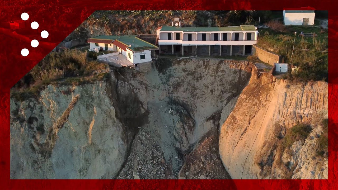 Ischia, l'isola che si sbriciola. Grossa frana ai Maronti: edifici sull'orlo del baratro